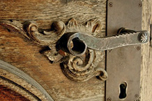Šv.Kazimiero bažnyčios durų fragmentas