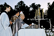 Šv. Mišios Katedros aikštėje. Kardinolas Vincentas Sladkevičius. 1990 m. birželio 14 d.