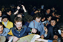 Sovietinių karinių bilietų atidavimas. Vilnius, 1990 m. vasario 16d.